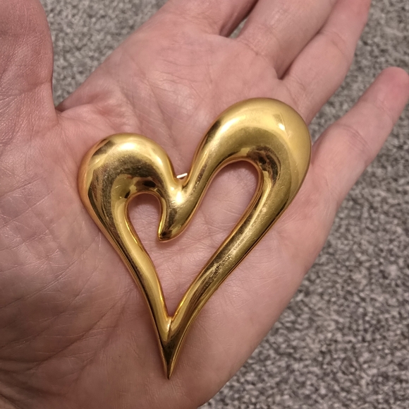 Jewelry - Chunky Gold Tone Metal Heart Brooch Pin Charm Bag Jacket Shoe Assessory